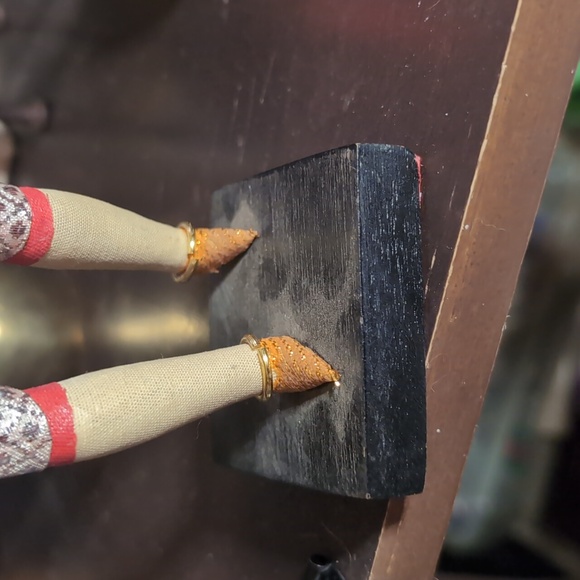 AVAILABLE - VTG Handmade Folk Art Siamese dancers W/ gold & silver embellishment - Picture 4 of 11